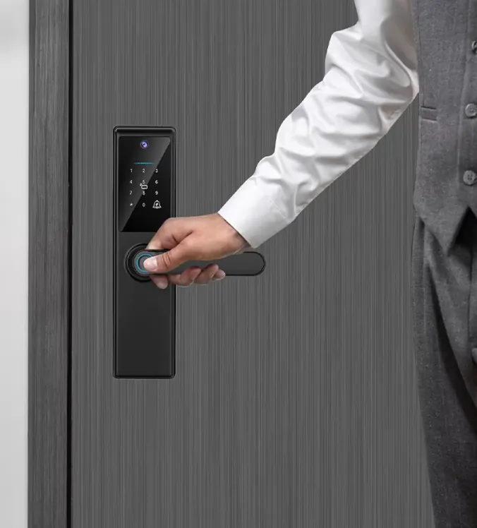 Persona abriendo la puerta con la manija de AVYLOCK Vision One
