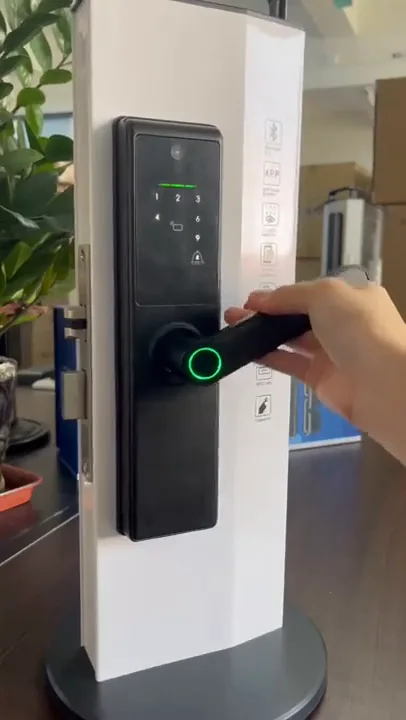 Video real: mano abriendo AVYLOCK Vision One con la huella en la manija
