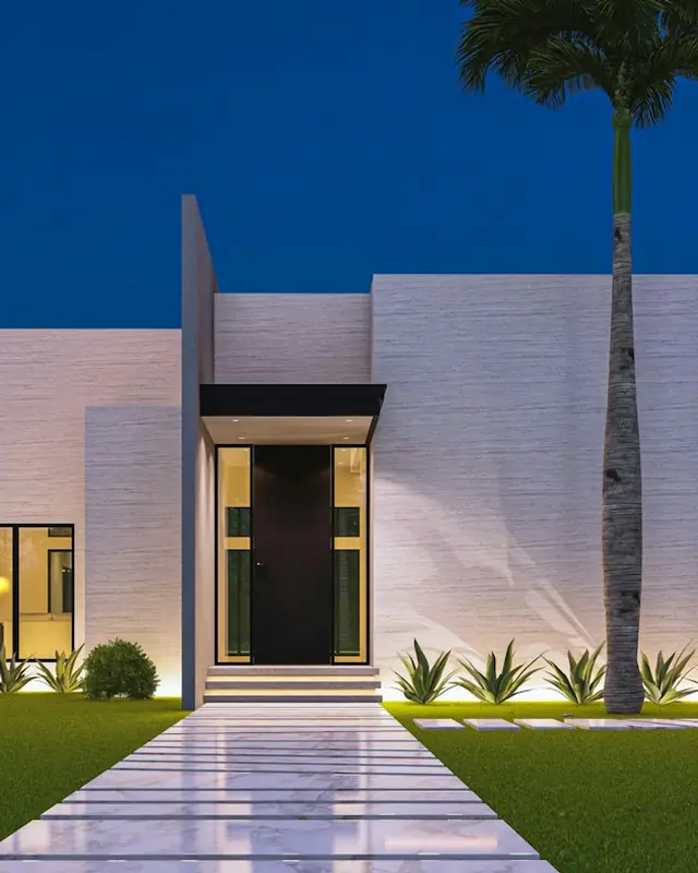 Casa moderna iluminada al atardecer