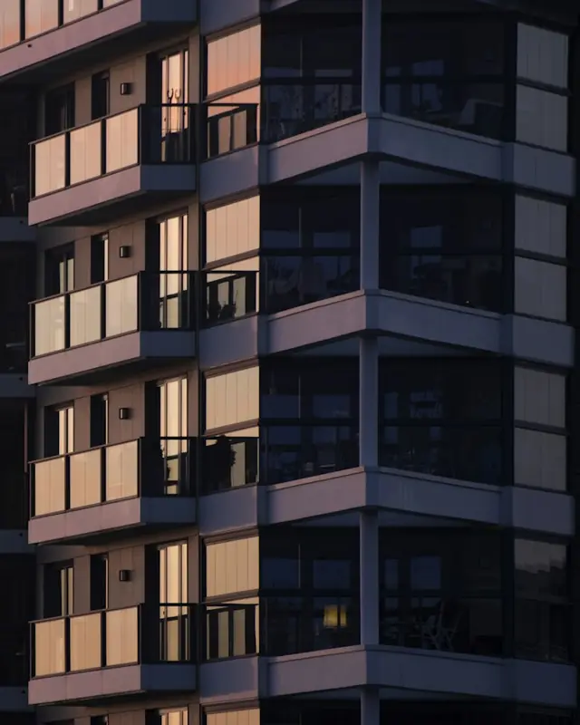 Edificio de departamentos con balcones al atardecer