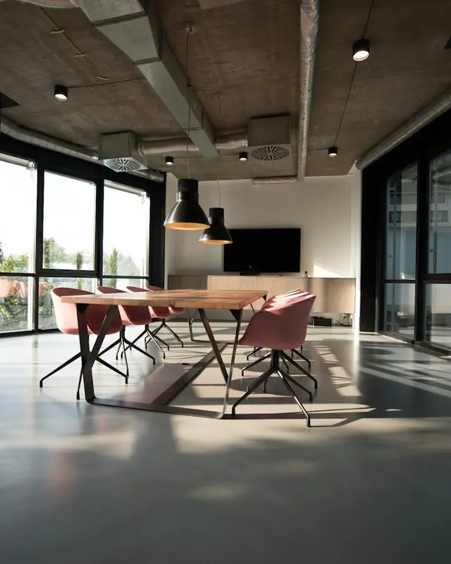 Oficina moderna con mesa de reuniones